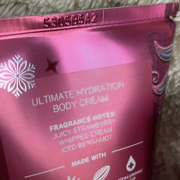 Bath and Body Works Strawberry Snowflakes - Picture 2 of 3